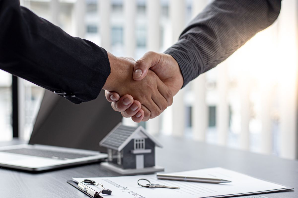 Négociation des taux d’assurance : astuces et techniques